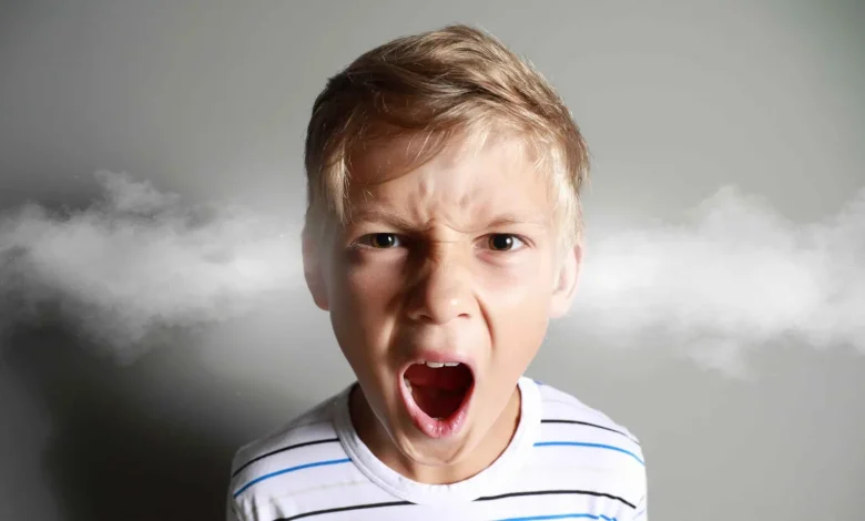 كيف تتعامل مع سلوك الضرب عند الأطفال دون صراخ أو عقاب؟