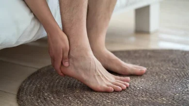 أسباب شائعة لألم كعب القدم أثناء المشي وكيفية الوقاية منها