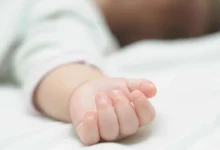 الحكم على أم بالسجن 15 عامًا بعد إدانتها بقتل رضيعتها بالهزّ