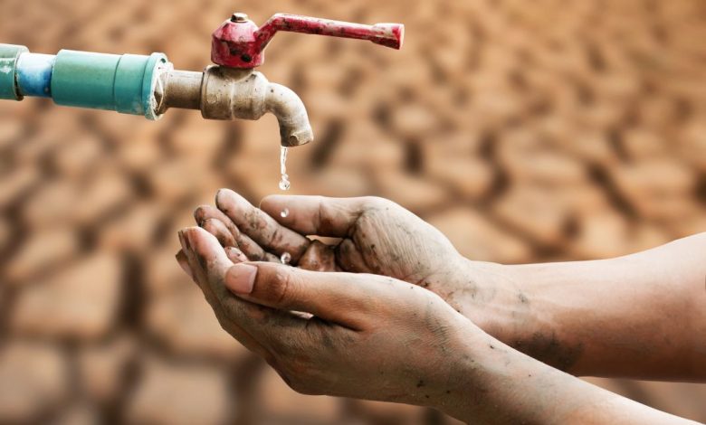 بين مطرقة الحصار وسندان الفساد.. تعز تواجه أسوأ أزمة مائية في تاريخها