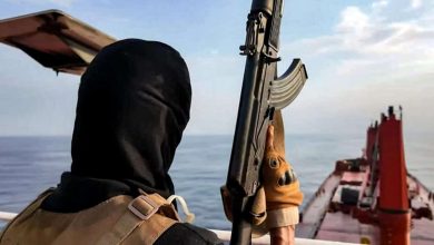 حيل بحرية لتفادي الهجمات.. السفن تُراوغ في البحر الأحمر