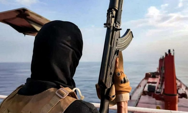 حيل بحرية لتفادي الهجمات.. السفن تُراوغ في البحر الأحمر
