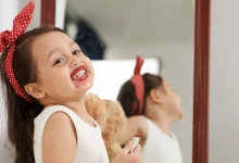 خطر خفي في عبوة مكياج: تأثيرات مستحضرات التجميل على نمو الأطفال