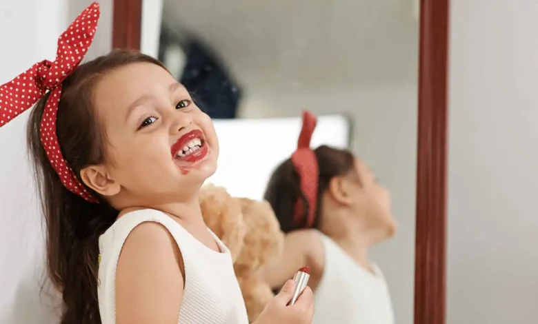 خطر خفي في عبوة مكياج: تأثيرات مستحضرات التجميل على نمو الأطفال