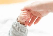 نصيحة إلكترونية كادت تُكلف رضيع حياة إصبعه