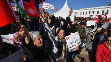 آلاف التونسيين يتظاهرون رفضاً للتضييق على النقابات والحريات العامة