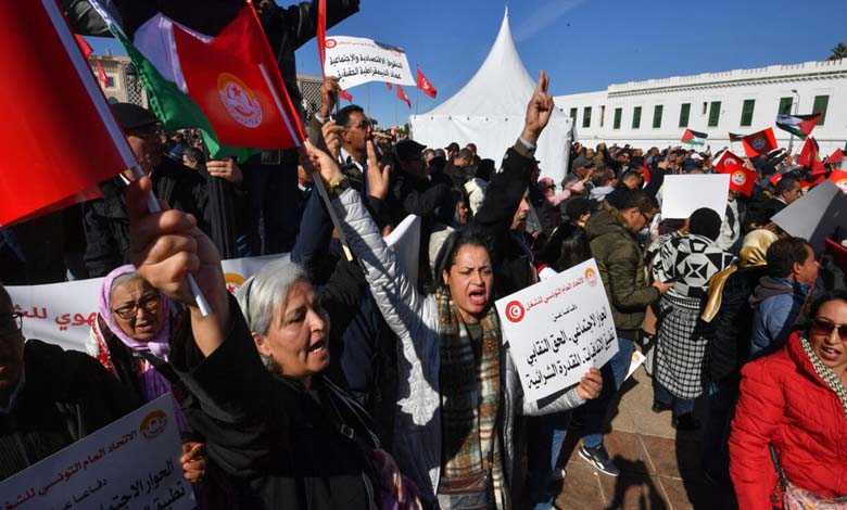 آلاف التونسيين يتظاهرون رفضاً للتضييق على النقابات والحريات العامة