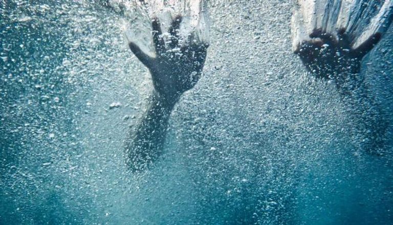 العثور على جثة امرأة موثوقة بالسلاسل في أعماق المياه