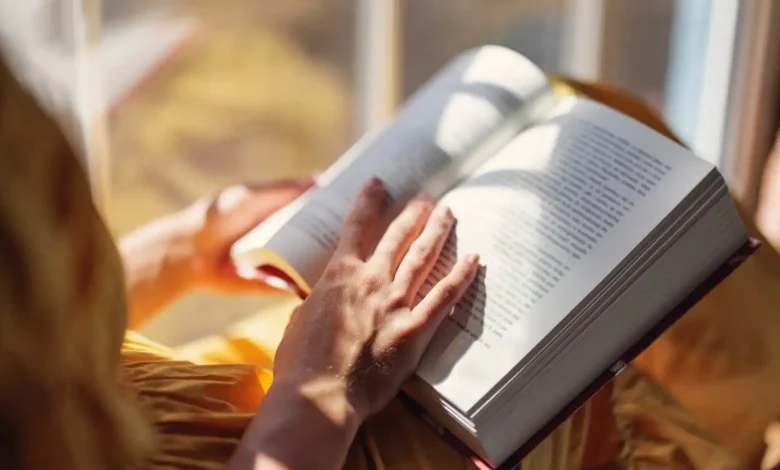 القراءة في خطر.. وسائل التواصل تزيح الكتب من حياة الجيل الجديد