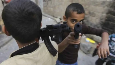 حادثة تكشف خطورة انتشار السلاح.. طفل يمني يقتل والدته عن غير قصد