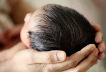 رضيعة وحيدة على عتبة منزل.. قصة تهز الشارع التونسي