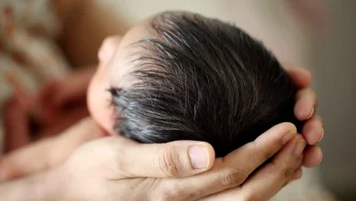 رضيعة وحيدة على عتبة منزل.. قصة تهز الشارع التونسي
