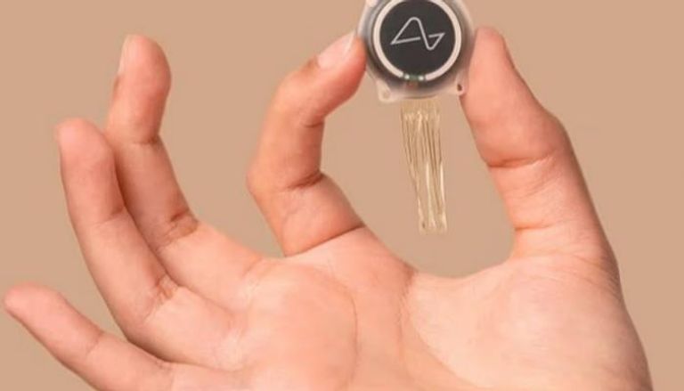 زراعة الأمل أم الخطر؟ شريحة ماسك تغزو عقول البريطانيين بعد نجاحها في أمريكا