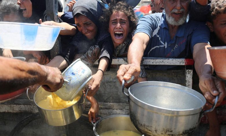 غزة المنكوبة: الفوضى تحاصر المساعدات والجوع يفتك بالسكان