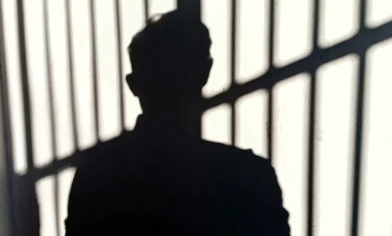 محاولة انتحار الاجتماعية تفشل.. رجل يُحكم عليه بالسجن بعد انتحال شخصيته