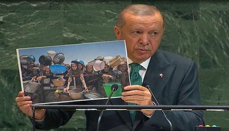 الجمعية العامة تشهد لحظة مؤثرة.. أردوغان يعرض صور ضحايا غزة