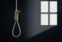 النهاية بالإعدام.. رجل يعذب زوجته ويحرقها حية بدافع عنصري