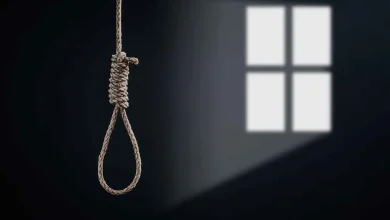 النهاية بالإعدام.. رجل يعذب زوجته ويحرقها حية بدافع عنصري
