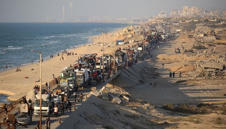 أجواء متوترة ترافق أسطول المساعدات المتجه إلى غزة