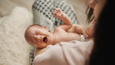 بكاء الأطفال المفاجئ.. هل هو طبيعي أم علامة على مشكلة؟