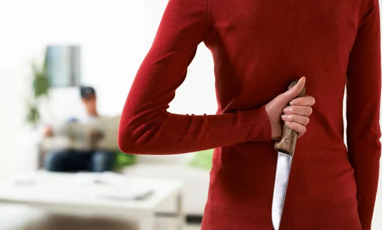 جريمة الغيرة.. امرأة تقتل عسكريًا سابقًا بعد عثورها على رسائل غرامية