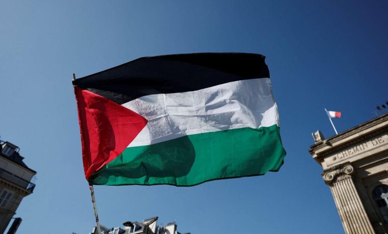 فرنسا على صفيح ساخن.. جدل واسع حول العلم الفلسطيني فوق البلديات