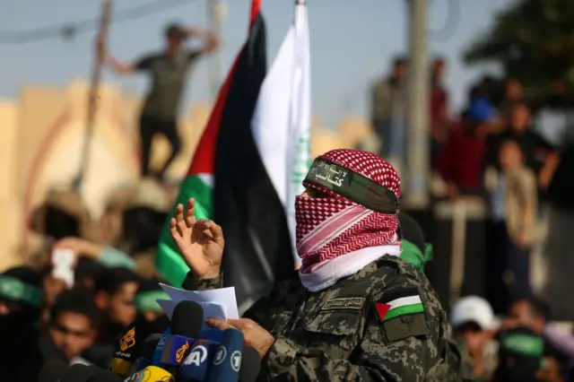 من هو أبوعبيدة؟ المتحدث الملثم لكتائب القسام بين السرية والرمزية