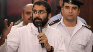 هل يخرج علاء عبدالفتاح قريبًا؟ مصر تدرس الإفراج عنه ضمن عفو رئاسي