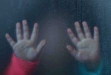 اعتداء عنيف على طفل بعد محاولة مزاح بريئة تثير غضباً واسعاً