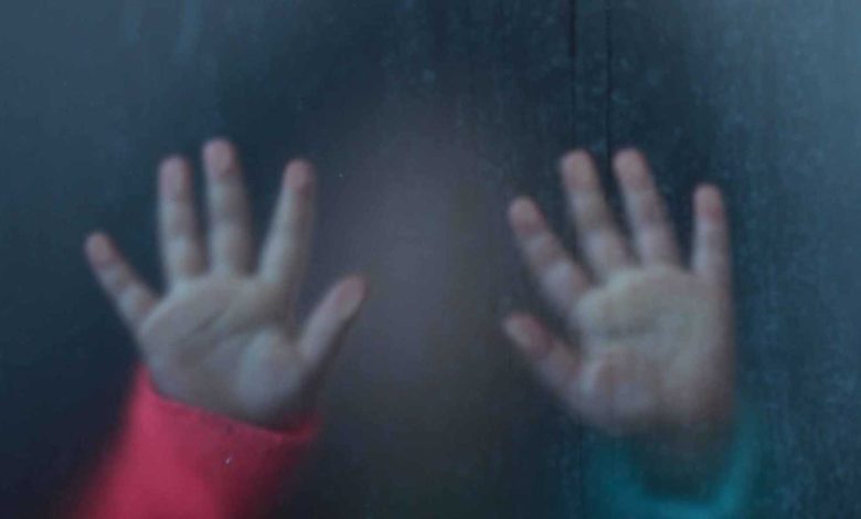 اعتداء عنيف على طفل بعد محاولة مزاح بريئة تثير غضباً واسعاً