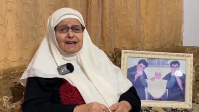 اللقاء المنتظر منذ عقود.. حليمة شماسنة تلتقي ابنيها الأسيرين المحررين