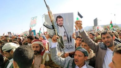 بين الإنكار والخوف من الانهيار.. الحوثيون يخفون أعداد قتلاهم في الجبهات