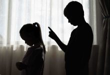 سلوك الإخوة العدائي.. متى يتحول التنمّر إلى مشكلة حقيقية؟