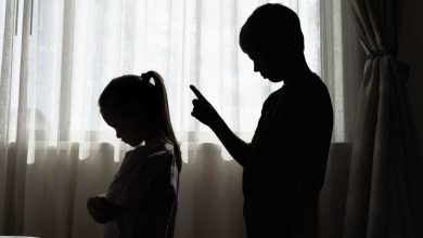 سلوك الإخوة العدائي.. متى يتحول التنمّر إلى مشكلة حقيقية؟