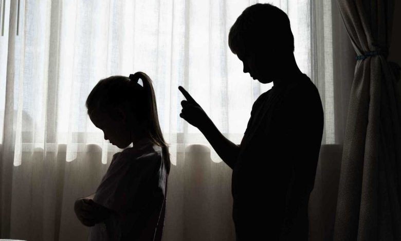 سلوك الإخوة العدائي.. متى يتحول التنمّر إلى مشكلة حقيقية؟