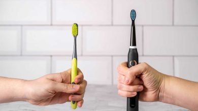 كهربائية أم يدوية؟ كيف تختار الفرشاة المثالية لصحة أسنانك؟