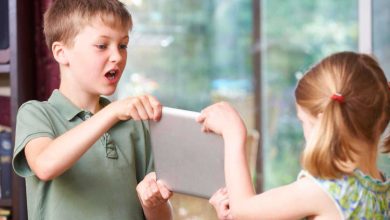الأجهزة اللوحية مقابل التفاعل الأسري.. حرمان الأطفال يغير سلوكهم للأفضل