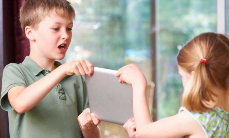 الأجهزة اللوحية مقابل التفاعل الأسري.. حرمان الأطفال يغير سلوكهم للأفضل