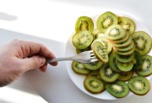 الكيوي مع الماء الغازي أو العادي.. وصفة سهلة لمشاكل الهضم والإمساك