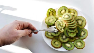 الكيوي مع الماء الغازي أو العادي.. وصفة سهلة لمشاكل الهضم والإمساك