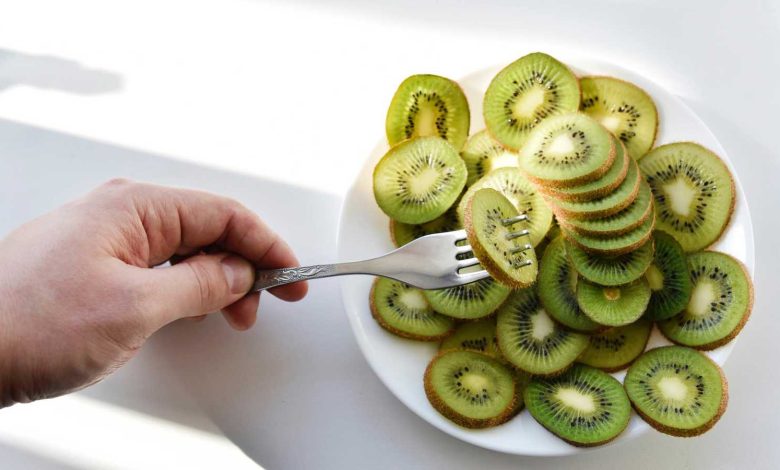الكيوي مع الماء الغازي أو العادي.. وصفة سهلة لمشاكل الهضم والإمساك