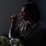 الماء قبل النوم بين الفوائد الصحية والتحذيرات المهمة