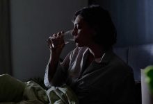 الماء قبل النوم بين الفوائد الصحية والتحذيرات المهمة