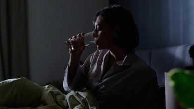 الماء قبل النوم بين الفوائد الصحية والتحذيرات المهمة