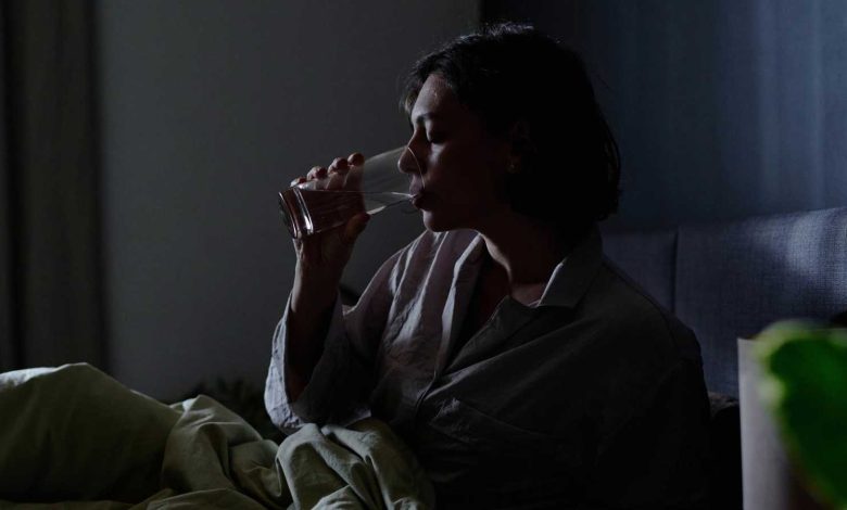 الماء قبل النوم بين الفوائد الصحية والتحذيرات المهمة