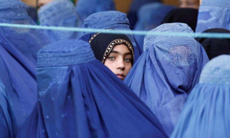 «الوصاية الكاملة».. طالبان تعيد النساء إلى عصر العزلة باسم الفضيلة