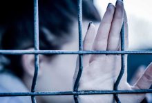 امرأة تحكم عليها المحكمة بعشر سنوات بسبب قبلة في مكان عام