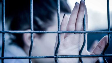 امرأة تحكم عليها المحكمة بعشر سنوات بسبب قبلة في مكان عام