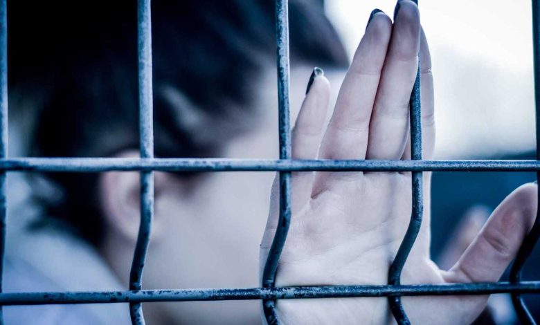 امرأة تحكم عليها المحكمة بعشر سنوات بسبب قبلة في مكان عام