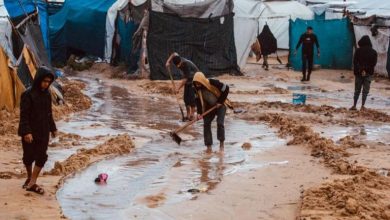 برد قاسٍ ومخيمات غارقة.. غزة تختنق بين مطر السماء ووحل الأرض